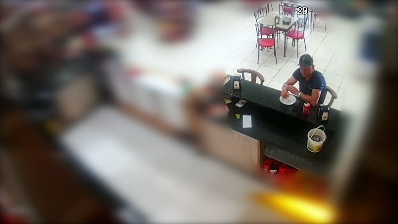 Vídeo mostra momento em que suspeito de matar esposa e filhos é preso no Paraná