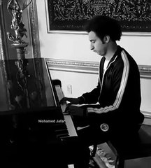 علي ربيع بيعزف موسيقى حزينة على جيتار