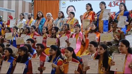 दीन दयाल उपाध्याय विश्वविद्यालय गोरखपुर के छात्रों को राज्यपाल ने दिया मेडल