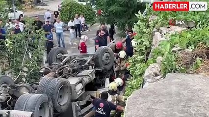 Kontrolden çıkan kamyonet sitenin bahçesine uçtu! Şoför için zamanla yarıştılar