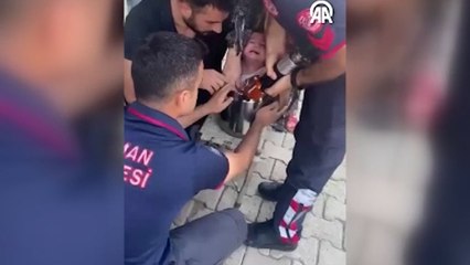 İçine girdiği düdüklü tencerede sıkıştı