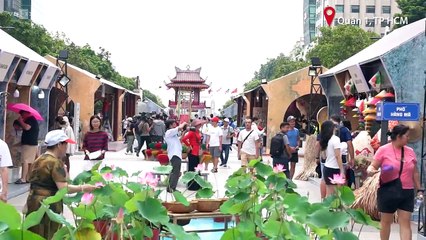 Người dân thích thú chụp hình cùng 'Hà Nội thu nhỏ' trên phố Nguyễn Huệ