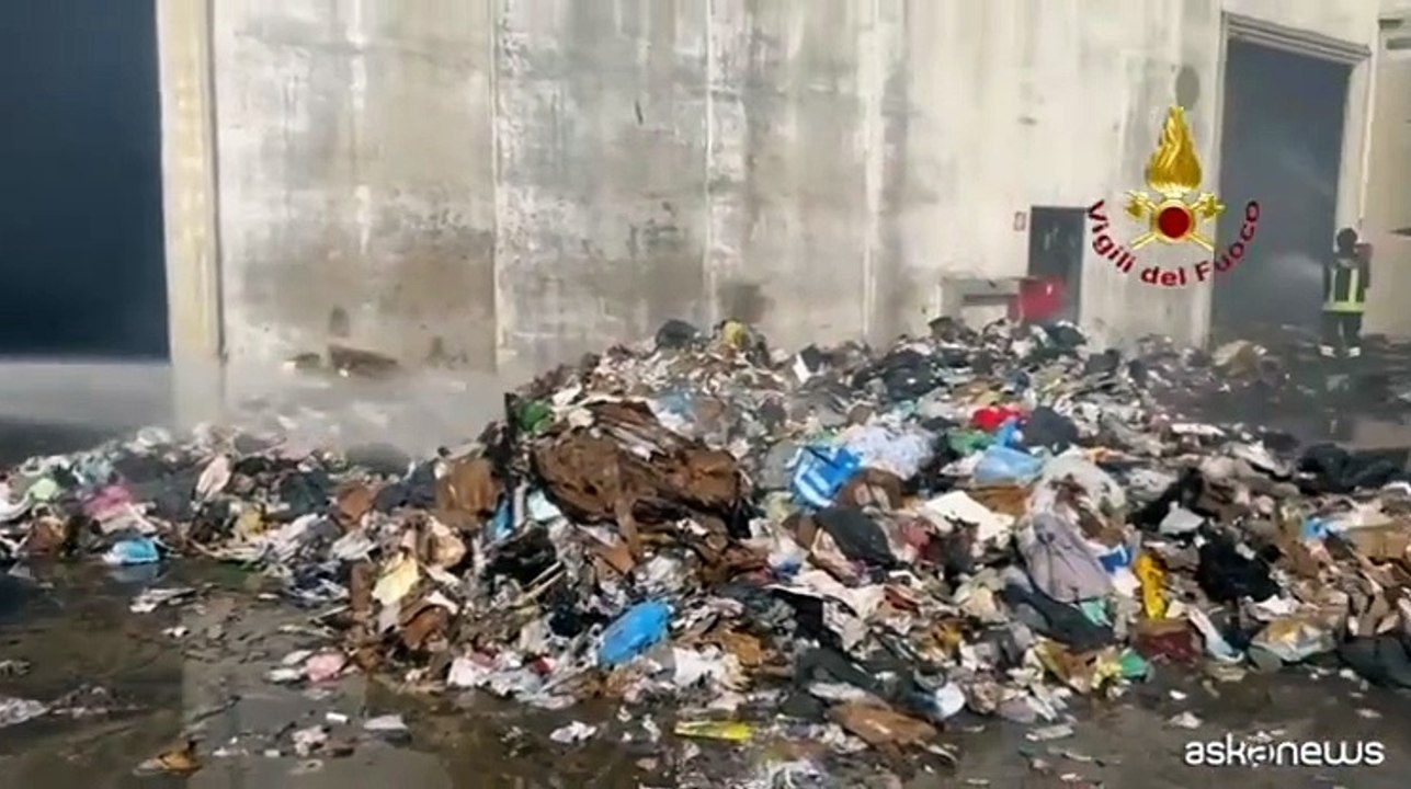 In fiamme un'azienda per lo smaltimento di carta nell'Aretino
