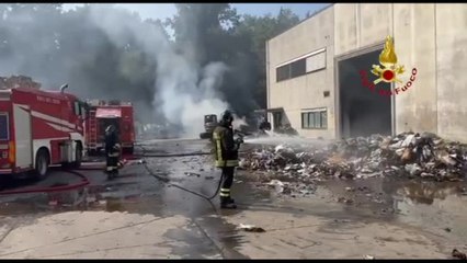 In fiamme un'azienda per lo smaltimento di carta nell'Aretino