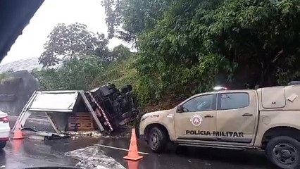 Caminhão tomba na Ligação Lobato-Pirajá em Salvador; baú fica destruído