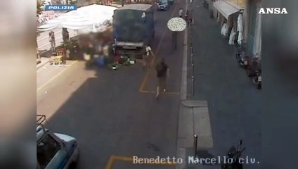 Milano, rubano borse da un furgone al mercato, tre arresti