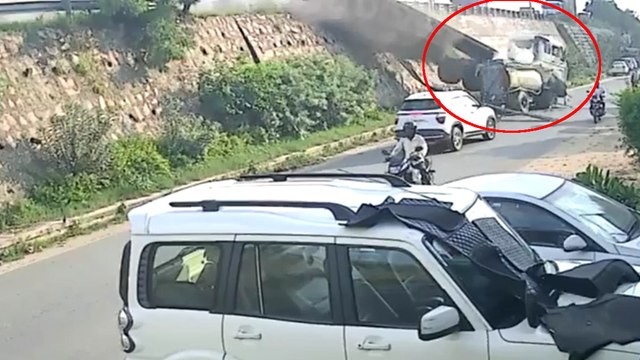जयपुर में पुलिया से सर्विस लाइन पर जा रहे ट्रैक्टर-टैंकर पर गिरा ट्रोला
