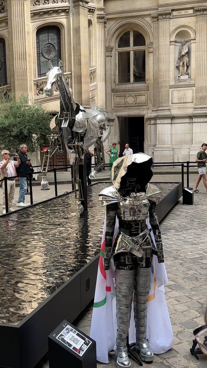 Reportage : Le cheval de la cérémonie des JO en exposition