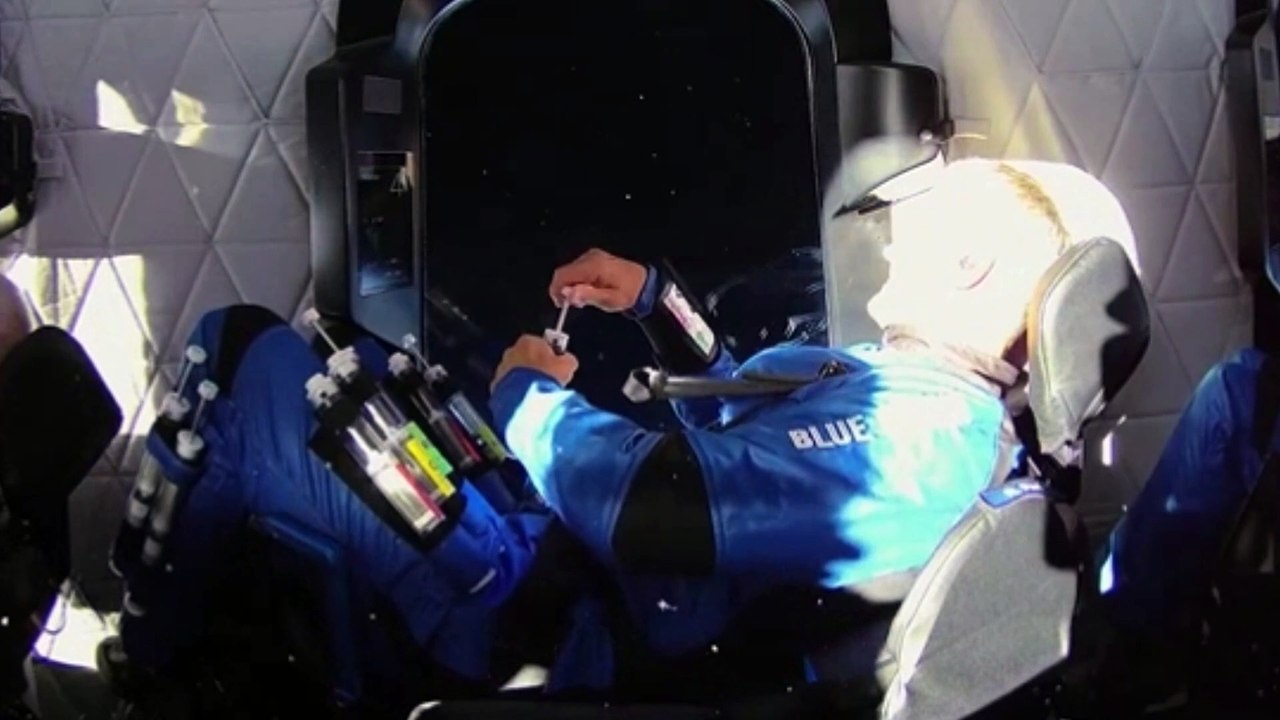 Vídeo mostra a reação de turistas ao chegarem no espaço em voo da Blue Origin