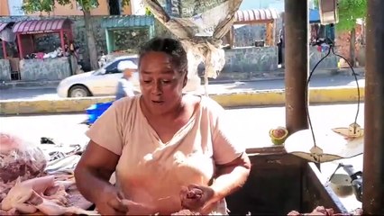 "No se está vendiendo y están por las nubes", dicen vendedores de pollo