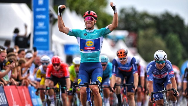 Cycling - Renewi Tour 2024 - Stage 3 highlights - Jonathan Milan shows Jasper Philipsen who is stronger