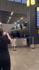 Un voyageur en colère détruit le comptoir d'une compagnie aérienne à coups de marteau (vidéo)
