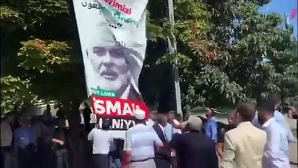 Yahudi dostu CHP'liler, Şehit Haniye'nin pankartına köpekler gibi saldırdı!