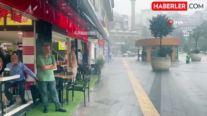 Rize'de şiddetli yağmurda cadde ve sokaklar göle döndü