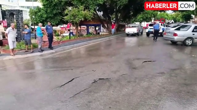 Kozan'da 1 saat yağan yağmur hayatı felç etti