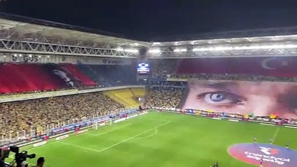 Fenerbahçe tribünlerinde 30 Ağustos coşkusu! 3 tribünde Atatürk koreografisi