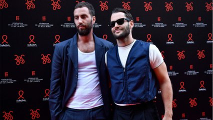 GALA VIDEO - PHOTO - Simon Porte Jacquemus marié à Marco Maestri depuis 2 ans : leur superbe soirée en amoureux sur la plage