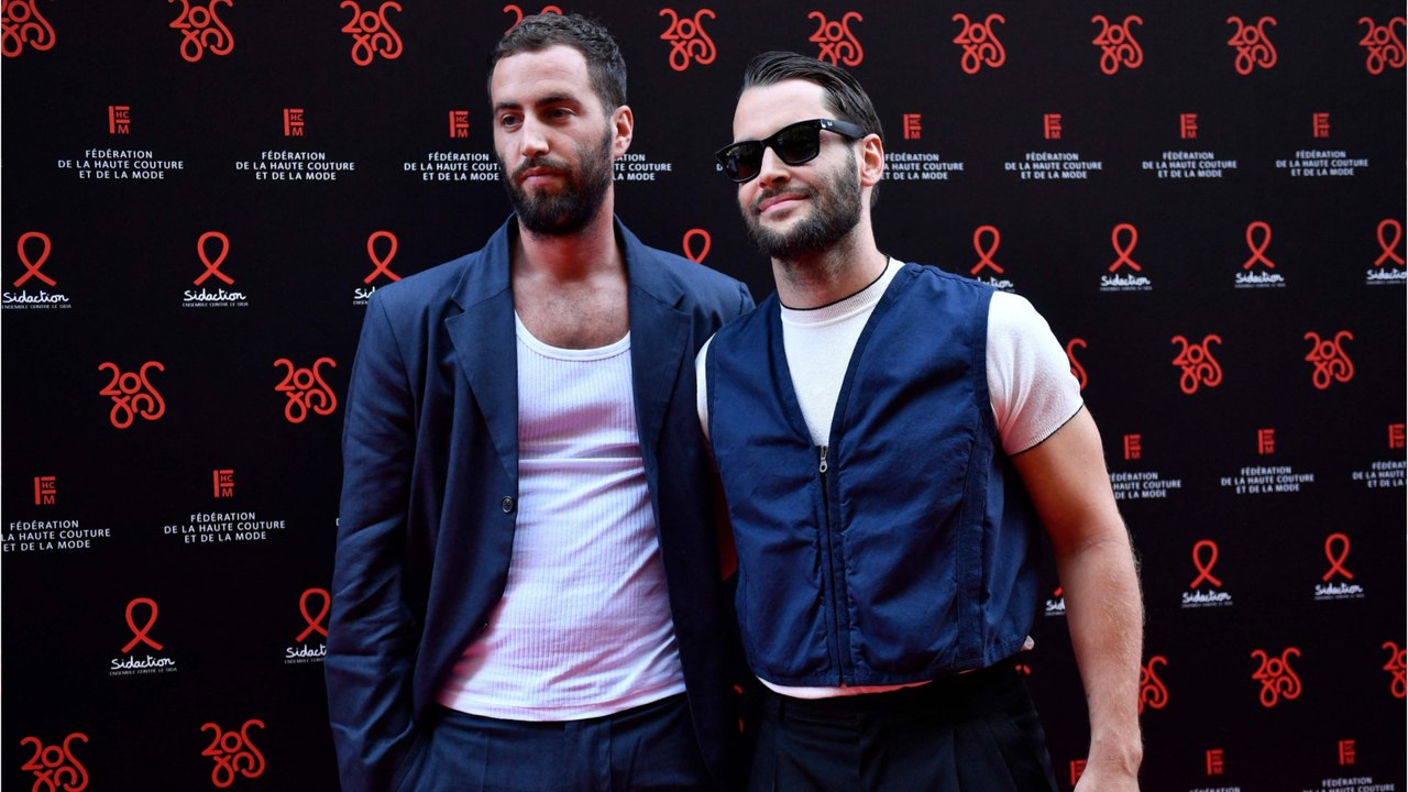 GALA VIDEO - PHOTO - Simon Porte Jacquemus marié à Marco Maestri depuis 2 ans : leur superbe soirée en amoureux sur la plage