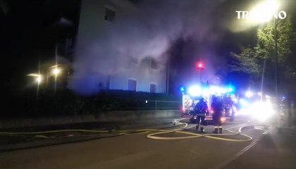 Rovereto, incendio in citt?: vigili del fuoco in azione per un garage in fiamme