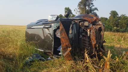 Veículo Duster capota na estrada Chaparral e mulher fica ferida