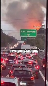 Incendio con fiamme altissime lungo l'autostrada A1, chiusa la diramazione Roma Nord a Settebagni