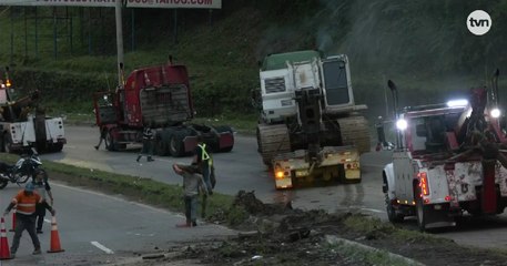 Camión articulado causa congestión en vía Centenario tras accidente múltiple 🚧