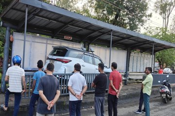 बस स्टॉप से निकालना चाह रहे थे कार