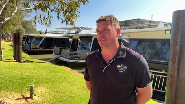 River Murray tourism operators call for action as houseboats get stuck