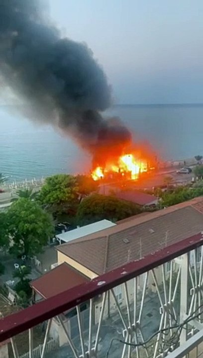 Incendio sul lungomare di Roccella Jonica, brucia un lido: struttura distrutta dalle fiamme