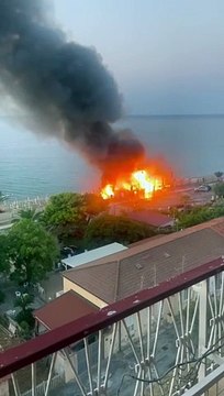 Incendio sul lungomare di Roccella Jonica, brucia un lido: struttura distrutta dalle fiamme