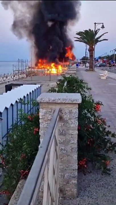 Incendio sul lungomare di Roccella Jonica, brucia un lido: struttura distrutta dalle fiamme