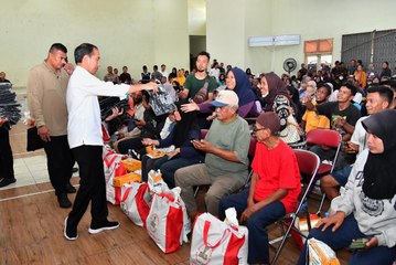 Presiden Jokowi Serahkan Bantuan Cadangan Pangan di Sleman