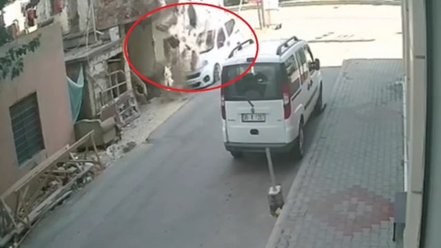Park ettiği hafif ticari aracın üzerine 1 dakika sonra balkon göçtü; o anlar kamerada