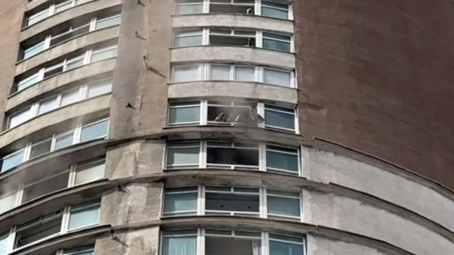 İstanbul'da 33 katlı binada yangın çıktı: Mahsur kalanlar var