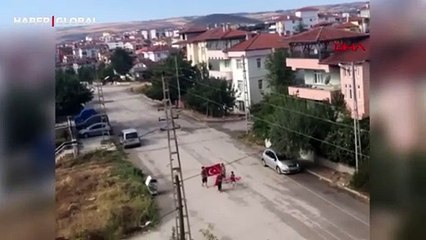 Tokat'ta 4 çocuk bayrak açıp, sokak sokak gezerek 'Şehit' türküsü söyledi