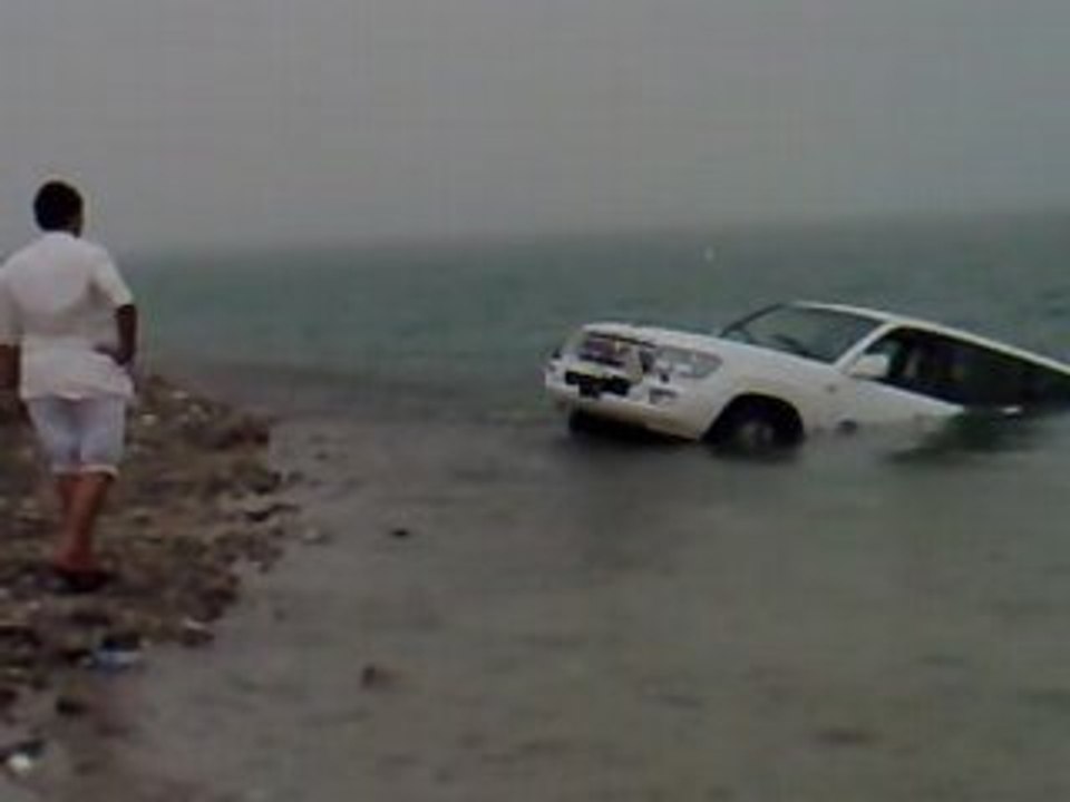 لاندكروزر يغرق في الخبر