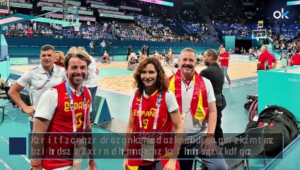 Las jugadoras españolas de baloncesto regalan una camiseta a Ayuso e ignoran a la ministra Alegría
