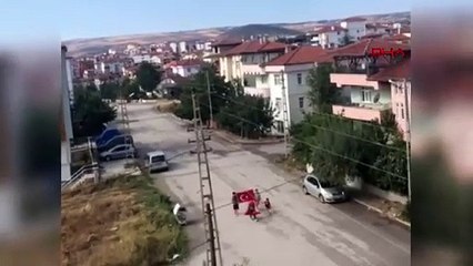 Tokat'ta 4 çocuk, Türk bayrağı açıp 'Şehit' türküsü söyledi