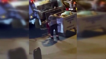 Çöpe atılan Türk bayrağını temizlik personeli çıkararak araca astı