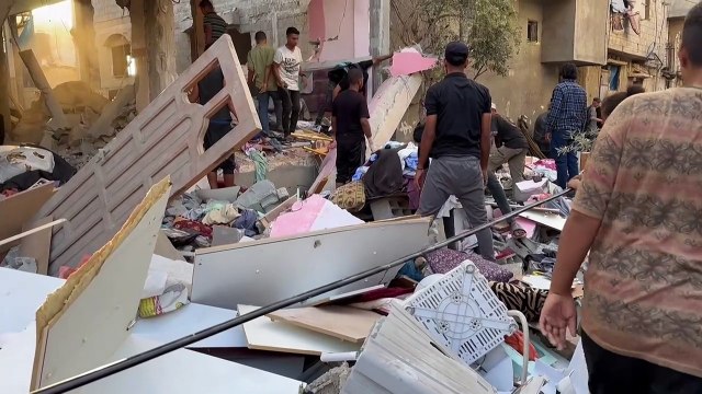 فلسطينيون يتفقدون آثار القصف الإسرائيلي في مخيم النصيرات