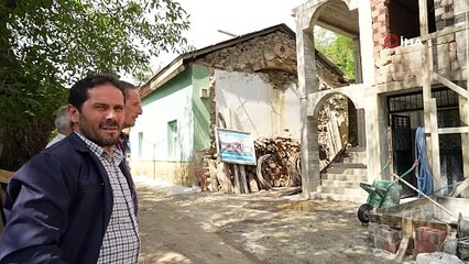 Yarım kalan cami inşaatı nedeniyle tarihi kilisede namaz kılmaya başladılar