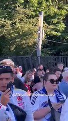 Les supporters attendent l’ouverture des portes du Stade National de Varsovie . Une grande majorité du public chantera pour le Real Madrid ⚪ !