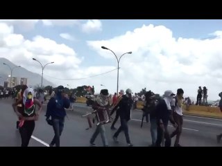 En video: Comenzó la violencia opositora en la Francisco Fajardo (+encapuchados)