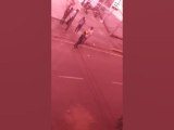 EN VIDEO: ENCAPUCHADOS CAEN A BOTELLAZOS A GNB Y LE ROBAN LA MOTO EN PLENO CAOS