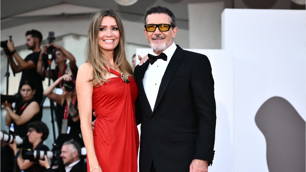 GALA VIDEO - Antonio Banderas fringant au bras de sa compagne à la Mostra de Venise : impossible de deviner leurs 20 ans d’écart !