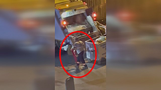 Çöpte Türk bayrağı bulan temizlik işçisinden takdir toplayan hareket