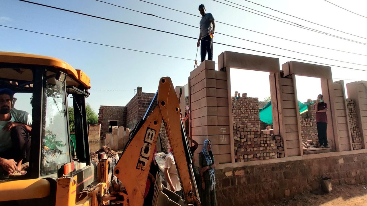 Watch Video: अतिक्रमण हटाने पहुंची टीम तो महिला व उसके भतीजे ने दी आग लगाने की चेतावनी