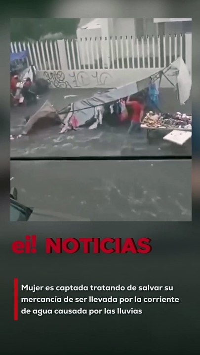 Mujer es captada tratando de rescatar su mercancía que era arrastrada por la corriente que se formó por las #Lluvias  intensas que azotaron a  #monterrey