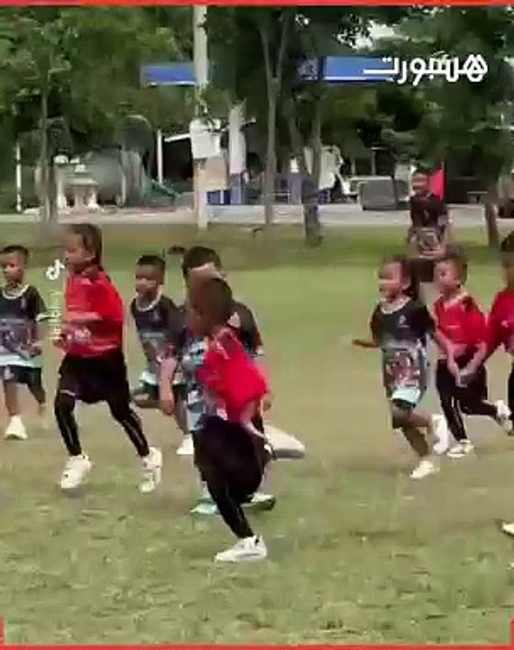 طفل ينام داخل ملعب كرة قدم