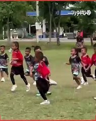 طفل ينام داخل ملعب كرة قدم